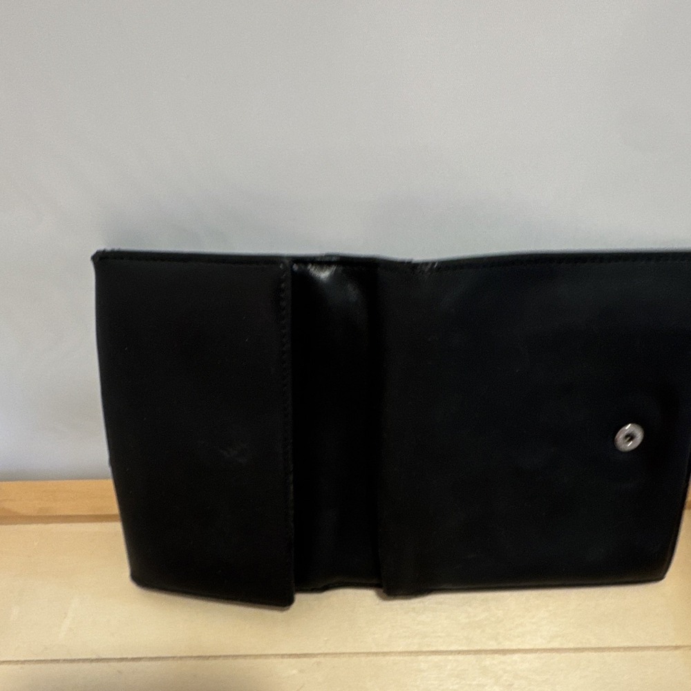 Gucci Black Snap Wallet w/ Logo Hardware, Coin Pocket & Credit Card Slots - Picture 8 of 16